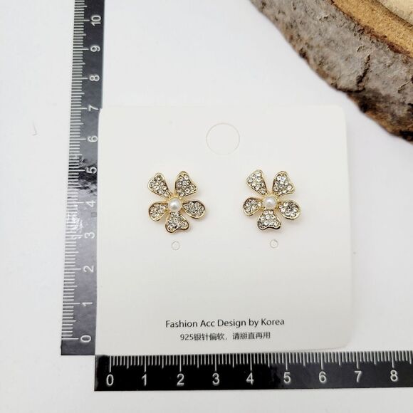 Brand New Gold Tone Flower Pearl Rhinestone Earrings - Picture 6 of 6
